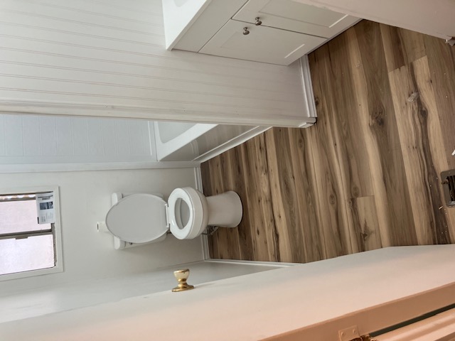 Full bathroom with new flooring in Exeter CA mobile home, Unit 101